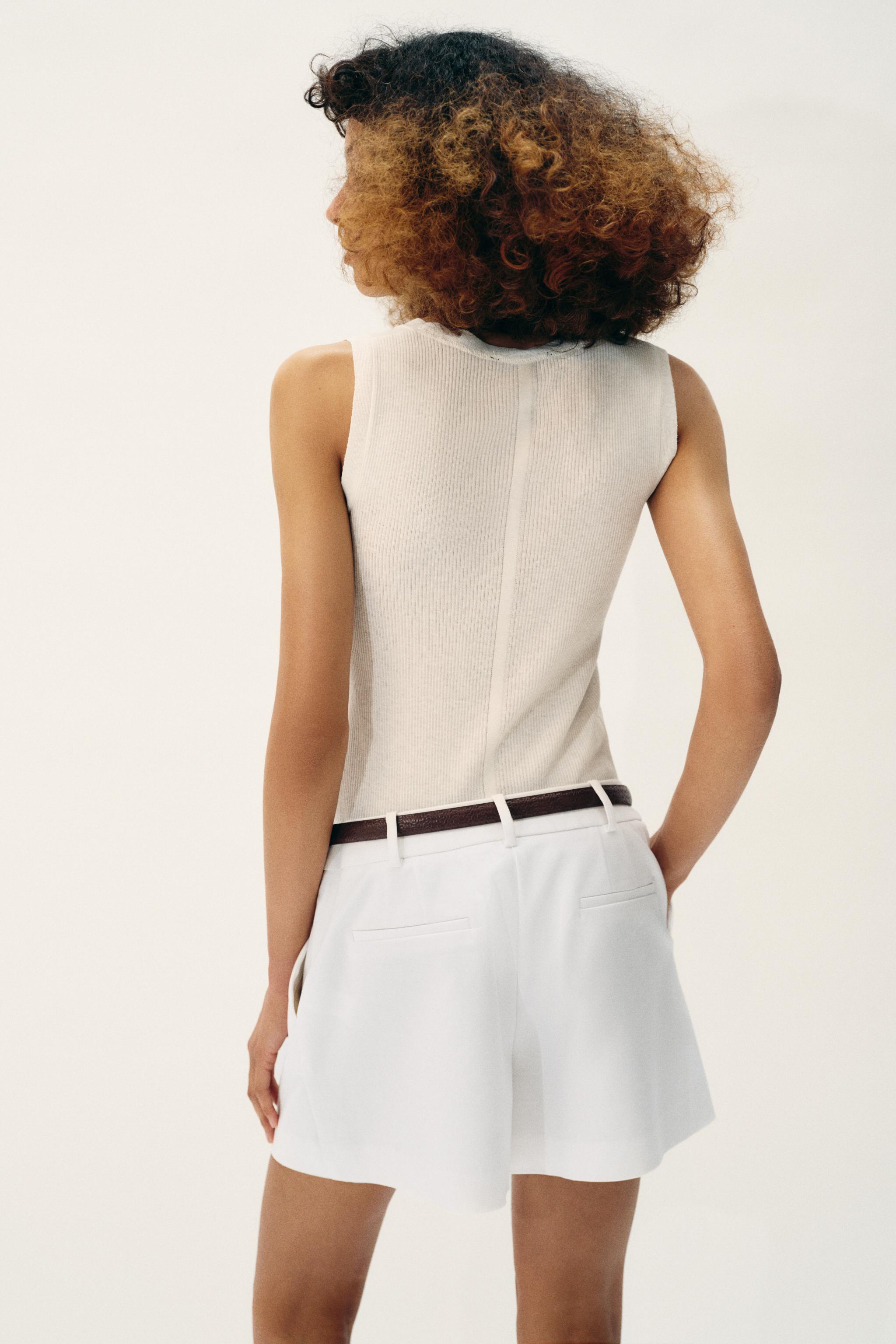 SHORT À PINCES ET CEINTURE
